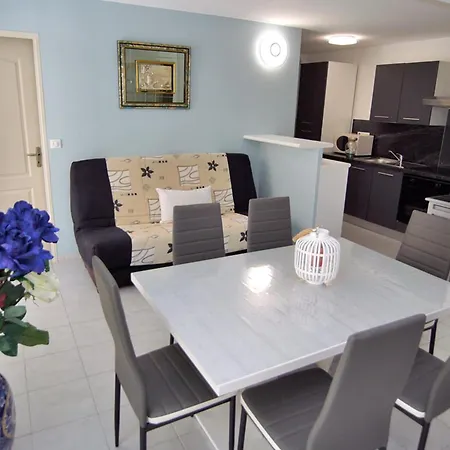 Apartman Modern With Terrace And 5 Min Away